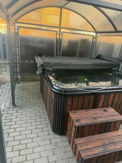 Kubilas ant medinės terasos