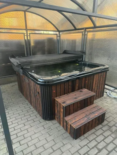Lauko kubilas trinkelėmis klotoje aikštelėje