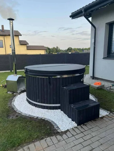 Lauko kubilas trinkelėmis klotoje aikštelėje