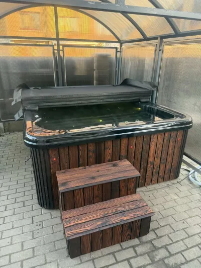 Kubilas su laipteliais terasoje