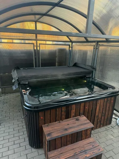 Kubilas ant medinės terasos