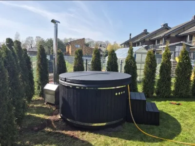 Lauko kubilas sodyboje tarp žalumos