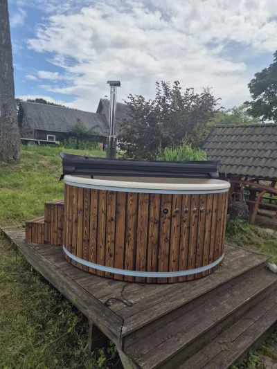 Lauko kubilas sodyboje tarp žalumos