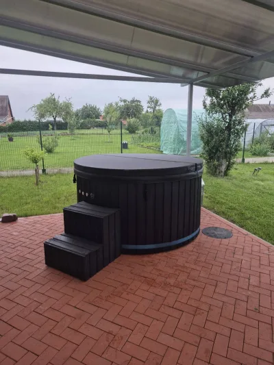 Lauko kubilas trinkelėmis klotoje aikštelėje
