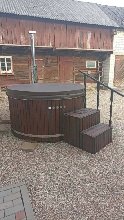 Lauko kubilas prie namo