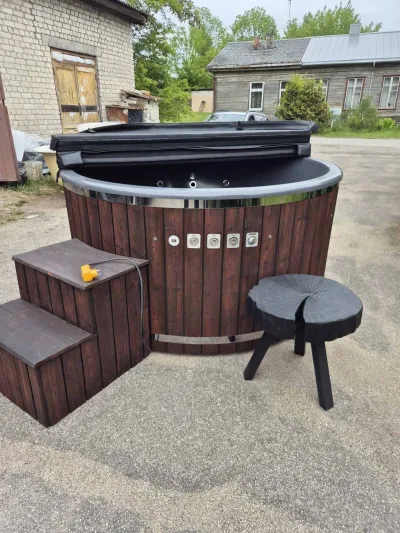 Lauko kubilas trinkelėmis klotoje aikštelėje